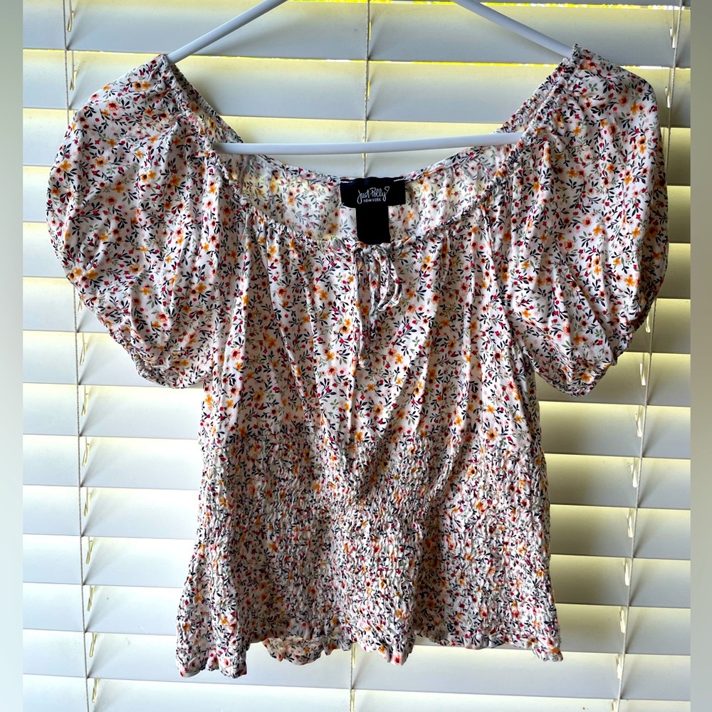 Puff sleeve floral top!